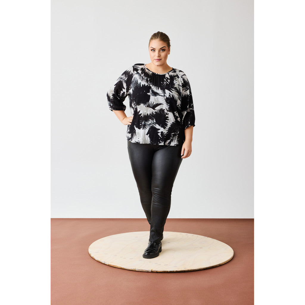 NO. 1 BY OX Elegant bluse i viskose Bluser White w Black/Grey flowers