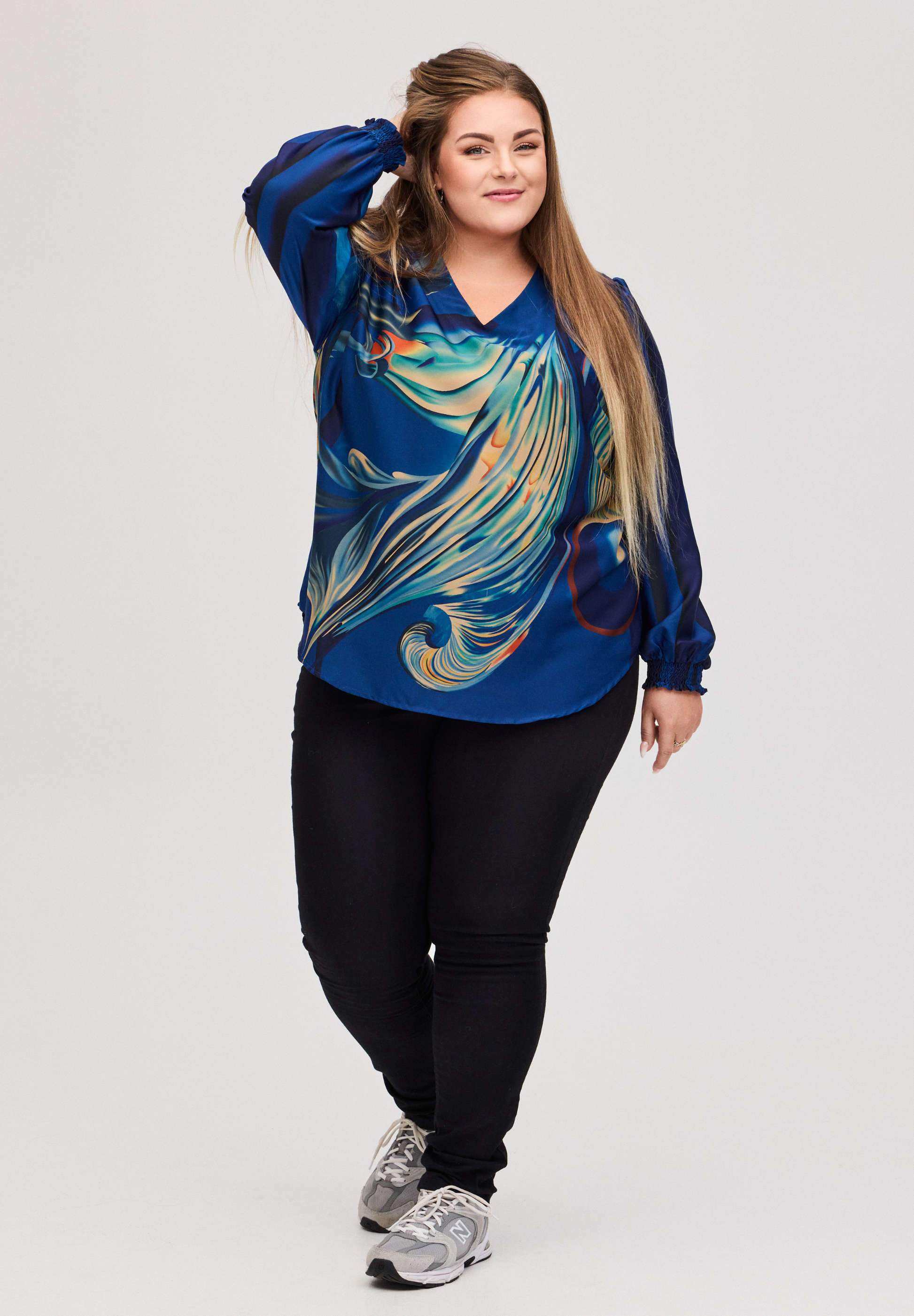 NO. 1 BY OX Elegant bluse med V-udskæring Bluser Dark Cobalt Blue w big graphic print