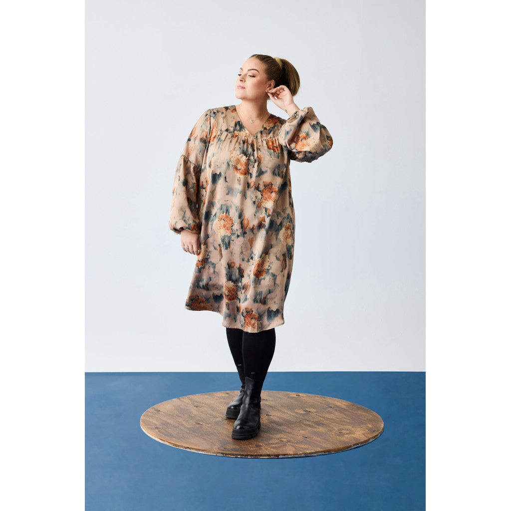 NO. 1 BY OX Elegant kjole med gulddetaljer Kjoler Warm sand w Apricot flowers and gold foil