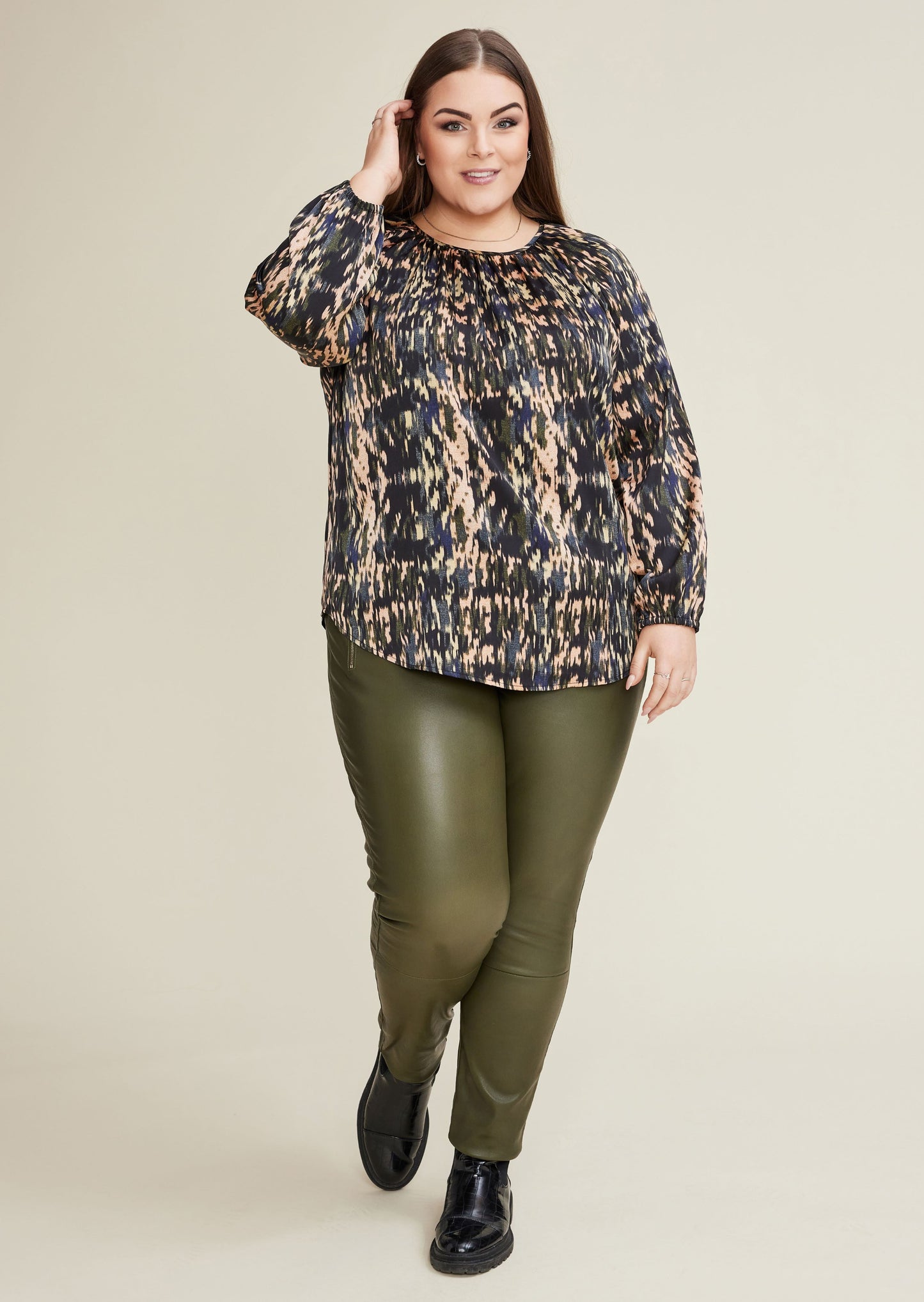 NO. 1 BY OX Elegant printet bluse Bluser Army Green w Dark Blue graphic print