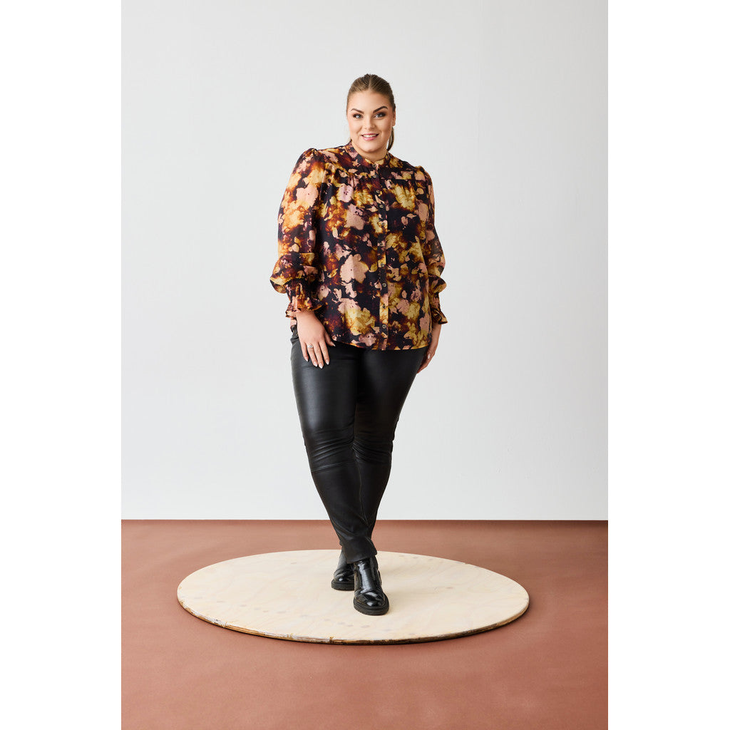 NO. 1 BY OX Elegant skjorte med fine flæsedetaljer Skjorter Black w Cream Rose flowers