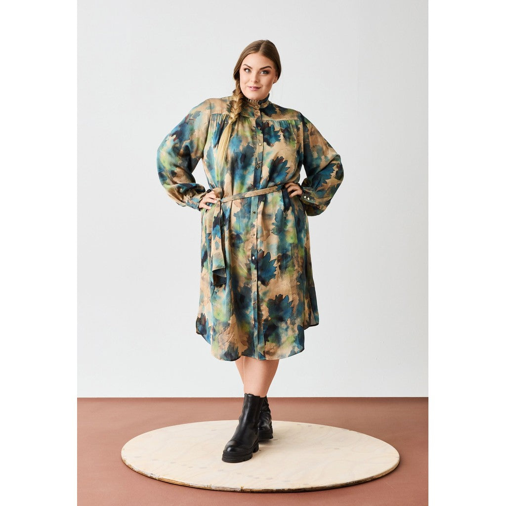 NO. 1 BY OX Feminin kjole med flæsedetaljer og bindebånd Kjoler Sand with Blue and Green watercolor flowers