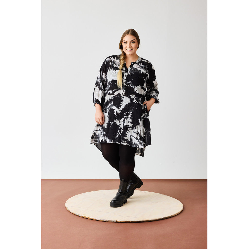 NO. 1 BY OX Kjole med 3/4 ærmer i viskose Kjoler White w Black/Grey flowers