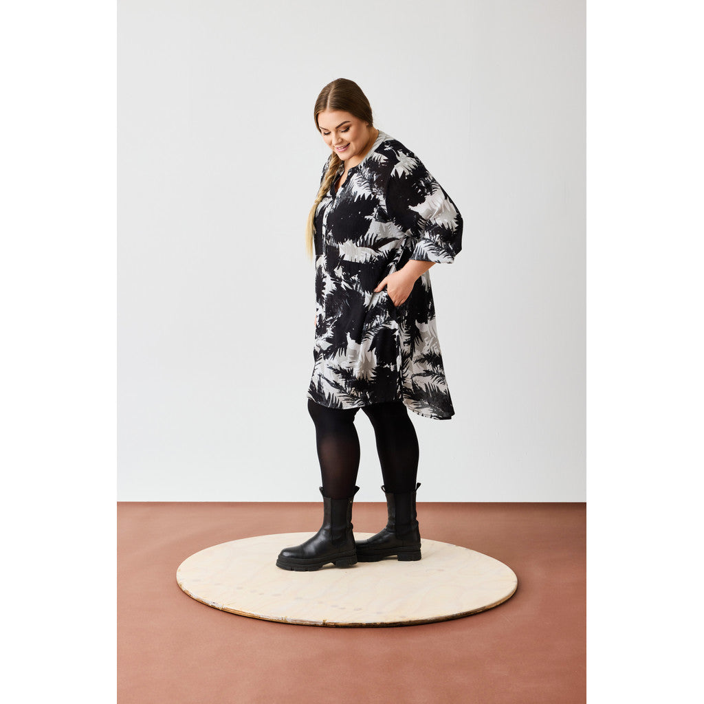 NO. 1 BY OX Kjole med 3/4 ærmer i viskose Kjoler White w Black/Grey flowers