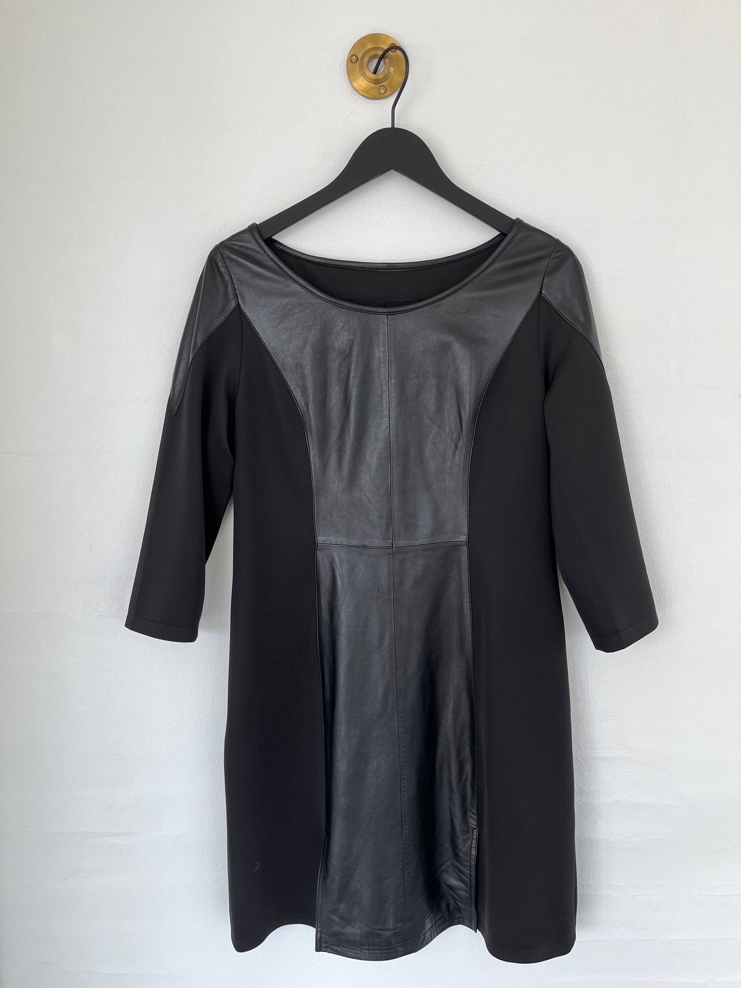 Furst Kjole med 3/4 med & skind detaljer Kjoler Sort