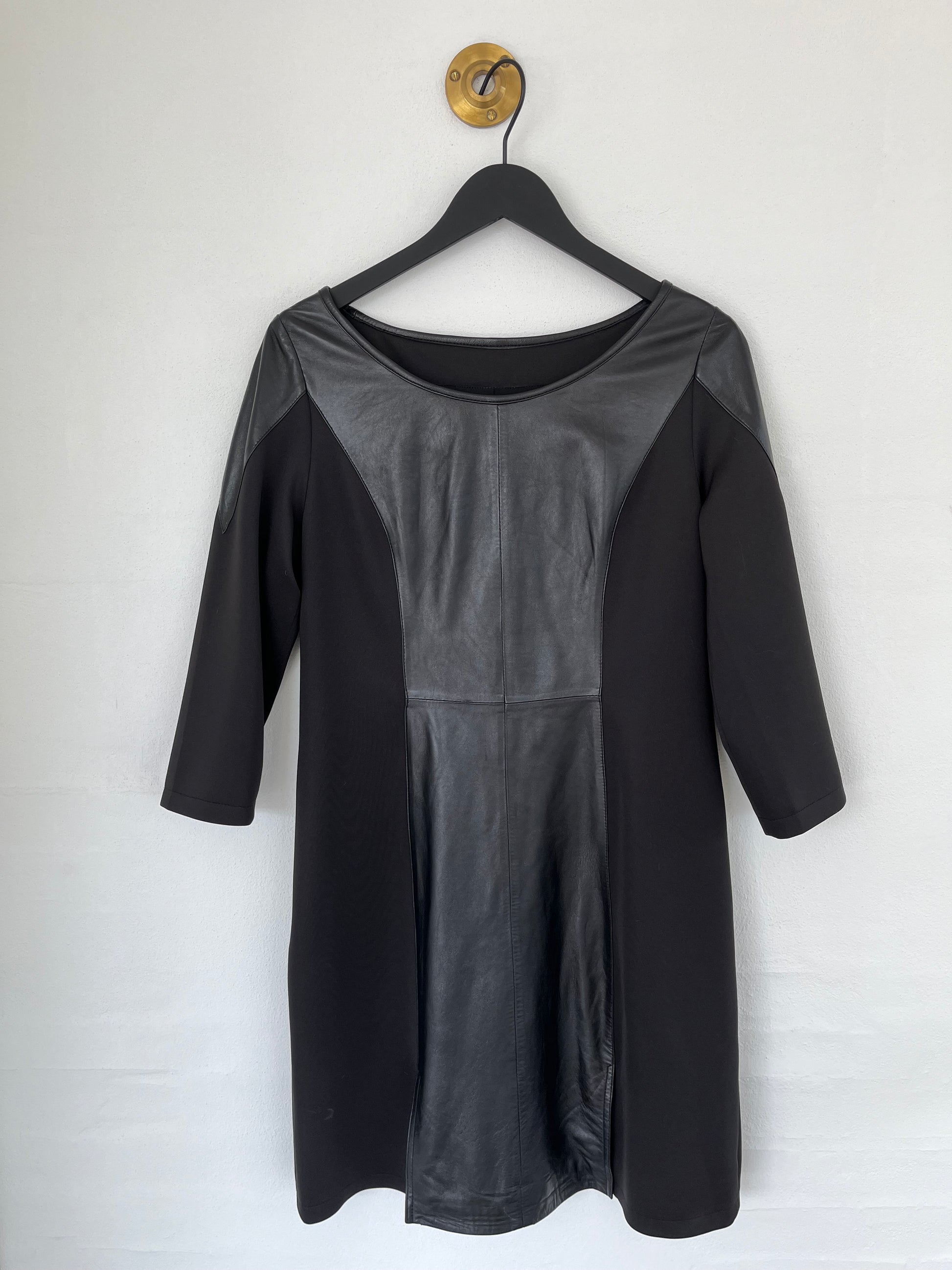 Furst Kjole med 3/4 med & skind detaljer Kjoler Sort