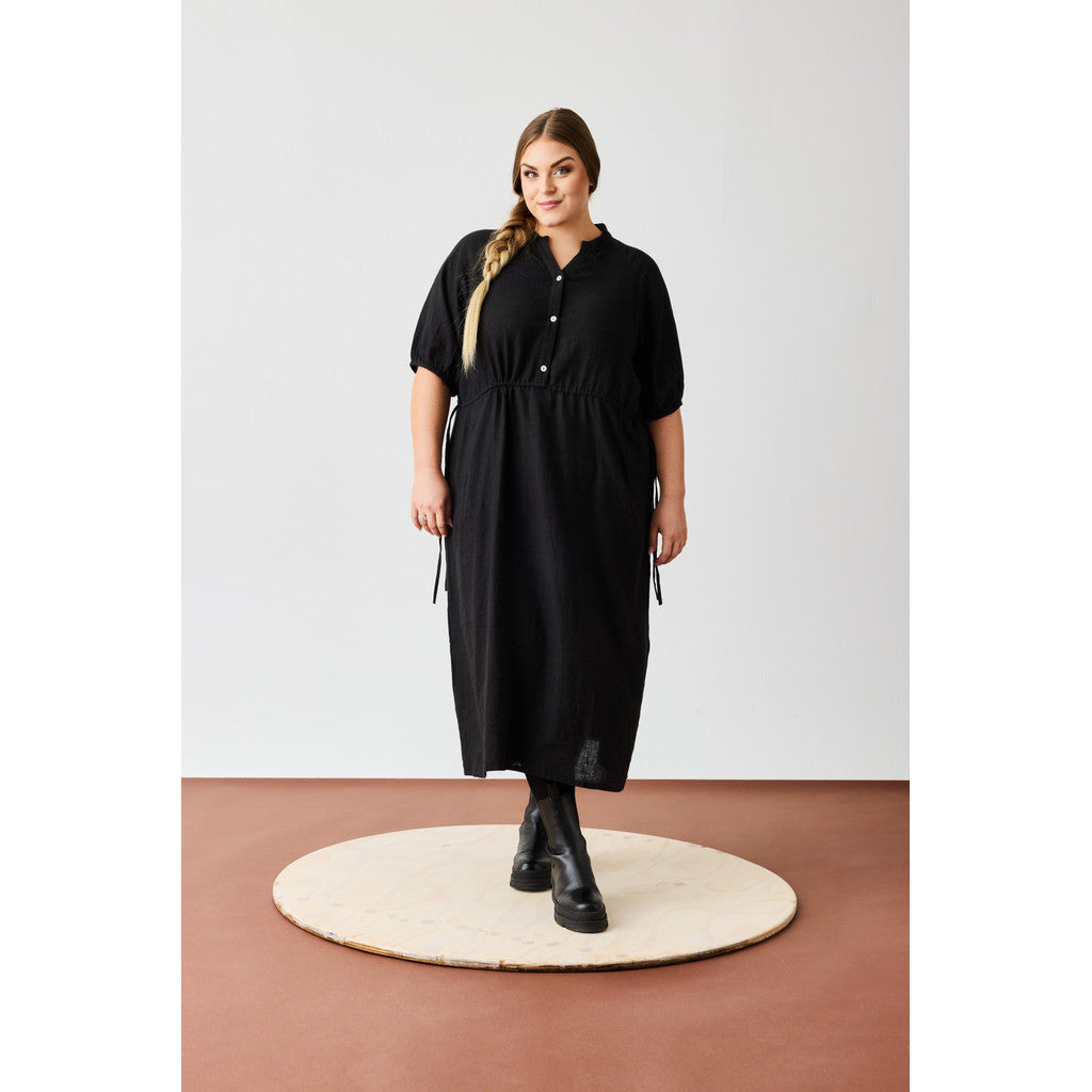 NO. 1 BY OX Lang kjole med snøre i taljen Kjoler Sort