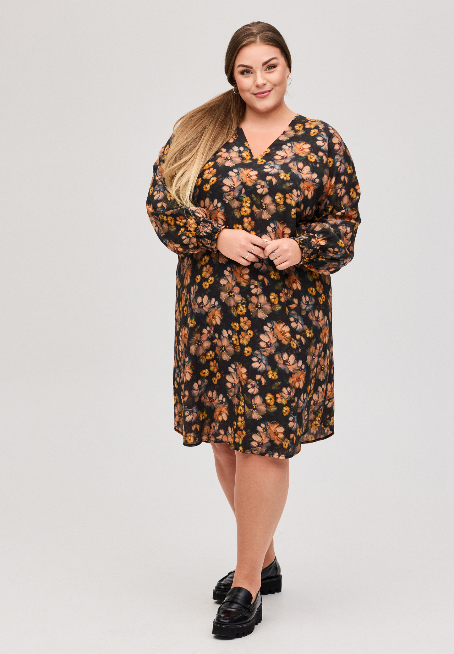 NO. 1 BY OX Løs V-hals kjole med lange ærmer og smock manchetter Kjoler Black w Marmalade Rose flowers
