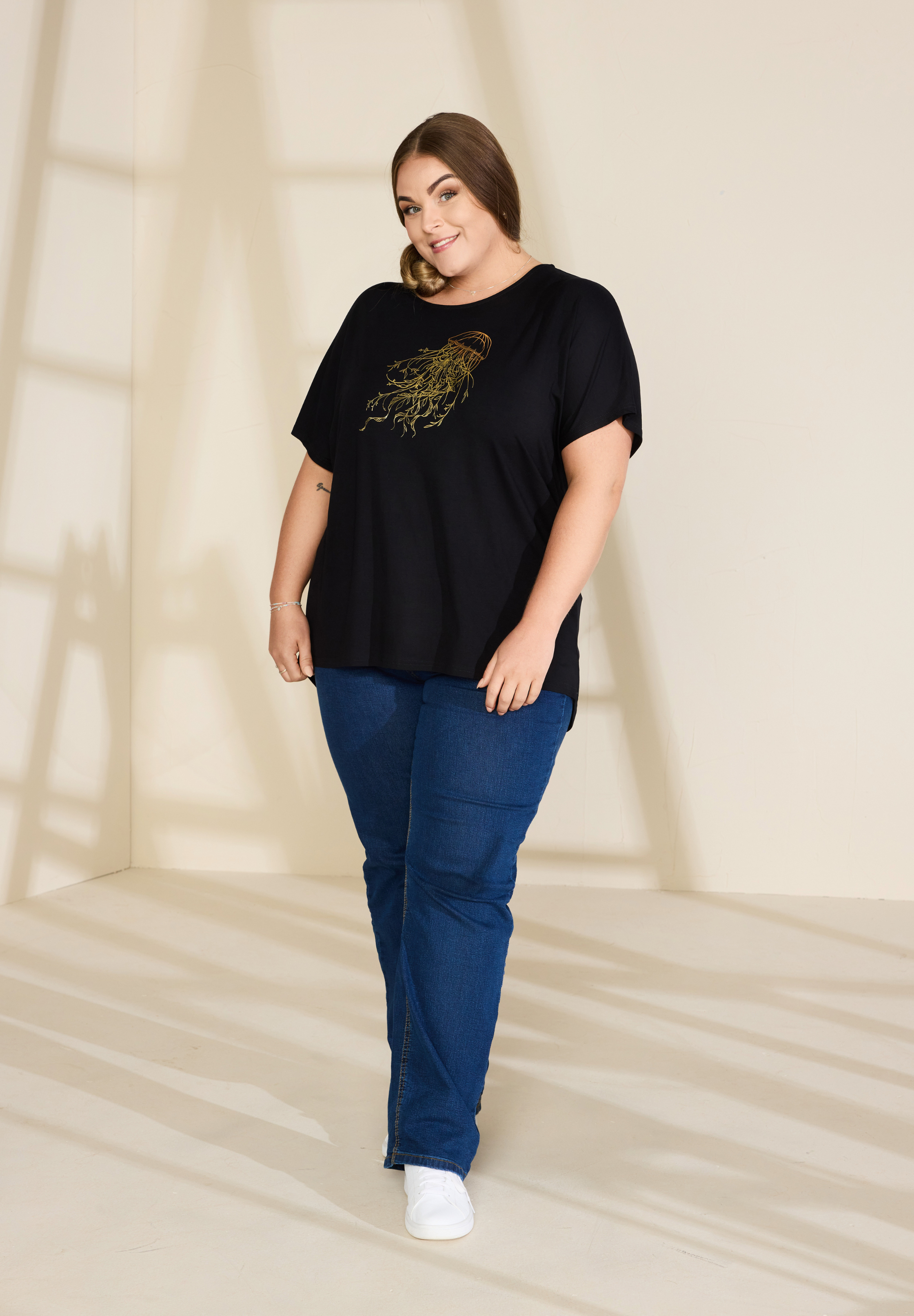 NO. 1 BY OX T-shirt med batwing-ærmer og guldprint T-shirts Sort