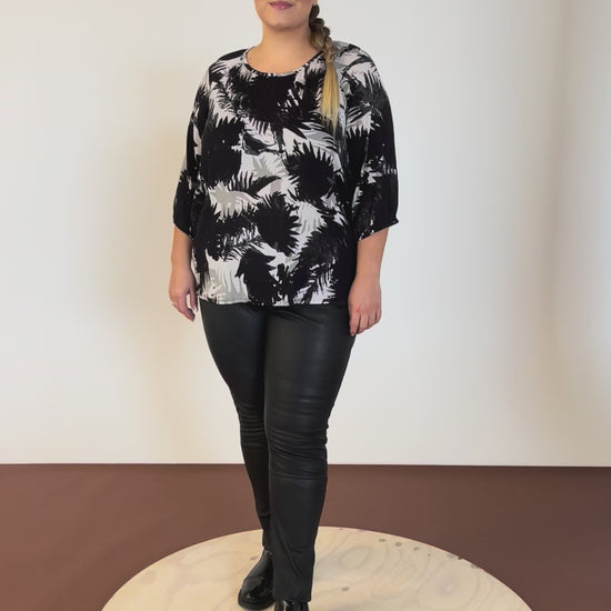 NO. 1 BY OX Elegant bluse i viskose Bluser White w Black/Grey flowers