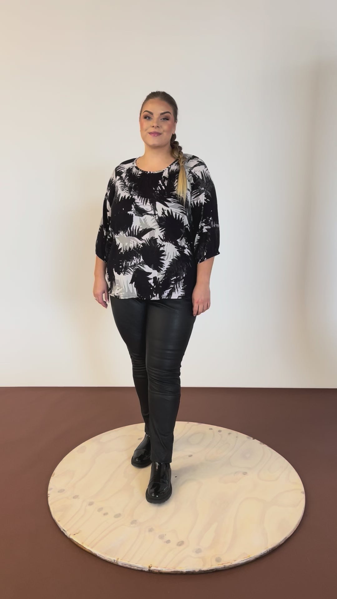 NO. 1 BY OX Elegant bluse i viskose Bluser White w Black/Grey flowers