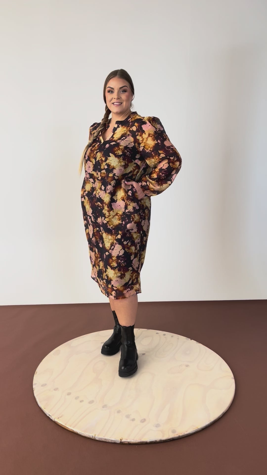 NO. 1 BY OX Elegant kjole i afdæmpede nuancer Kjoler Black w Cream Rose flowers