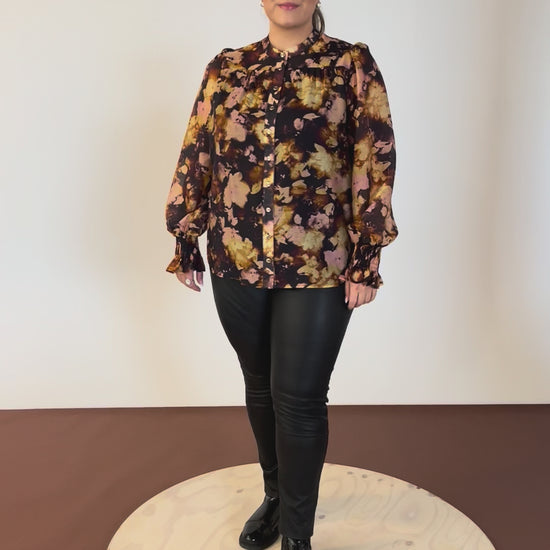 NO. 1 BY OX Elegant skjorte med fine flæsedetaljer Skjorter Black w Cream Rose flowers