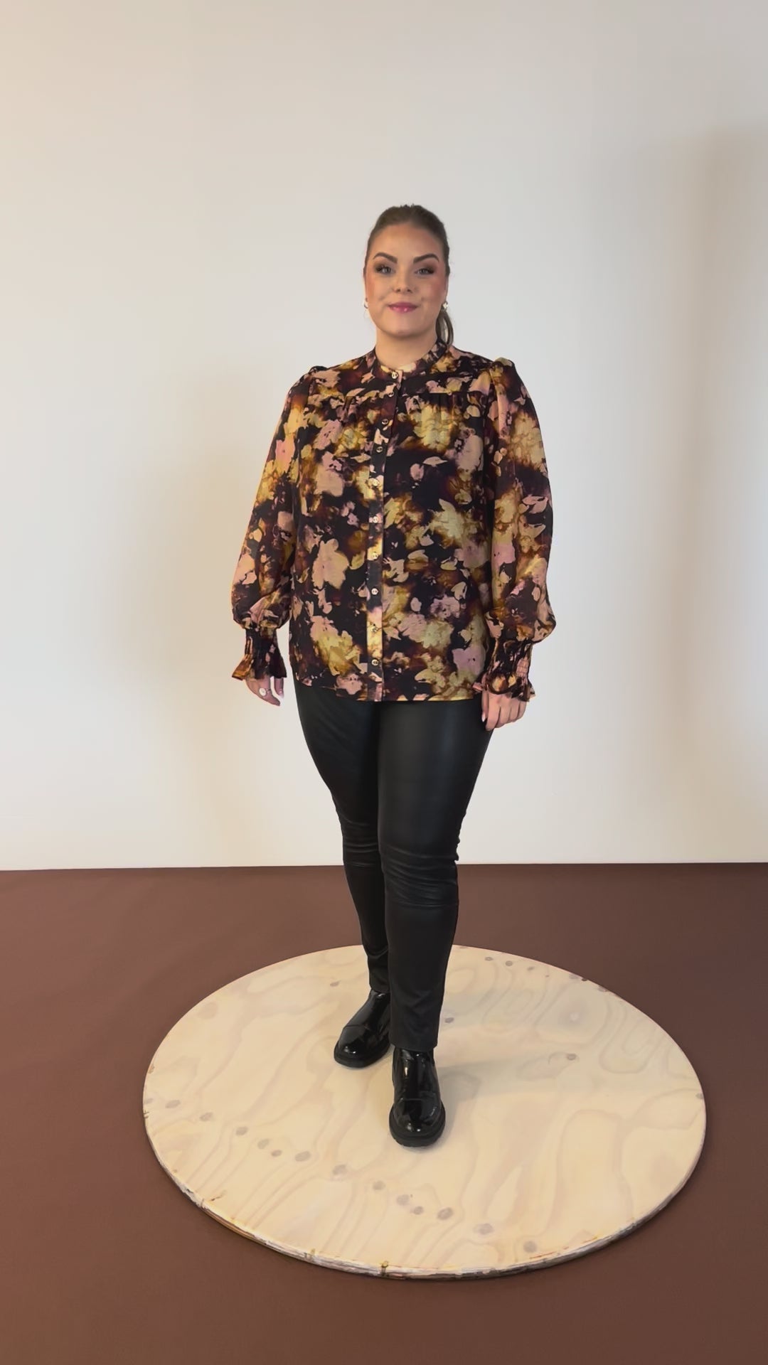 NO. 1 BY OX Elegant skjorte med fine flæsedetaljer Skjorter Black w Cream Rose flowers