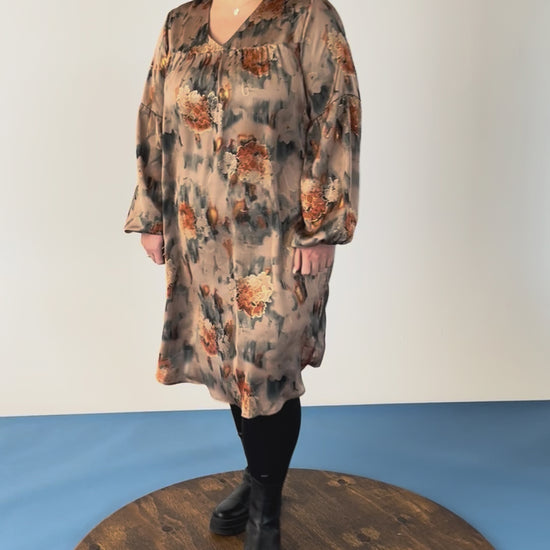 NO. 1 BY OX Elegant kjole med gulddetaljer Kjoler Warm sand w Apricot flowers and gold foil