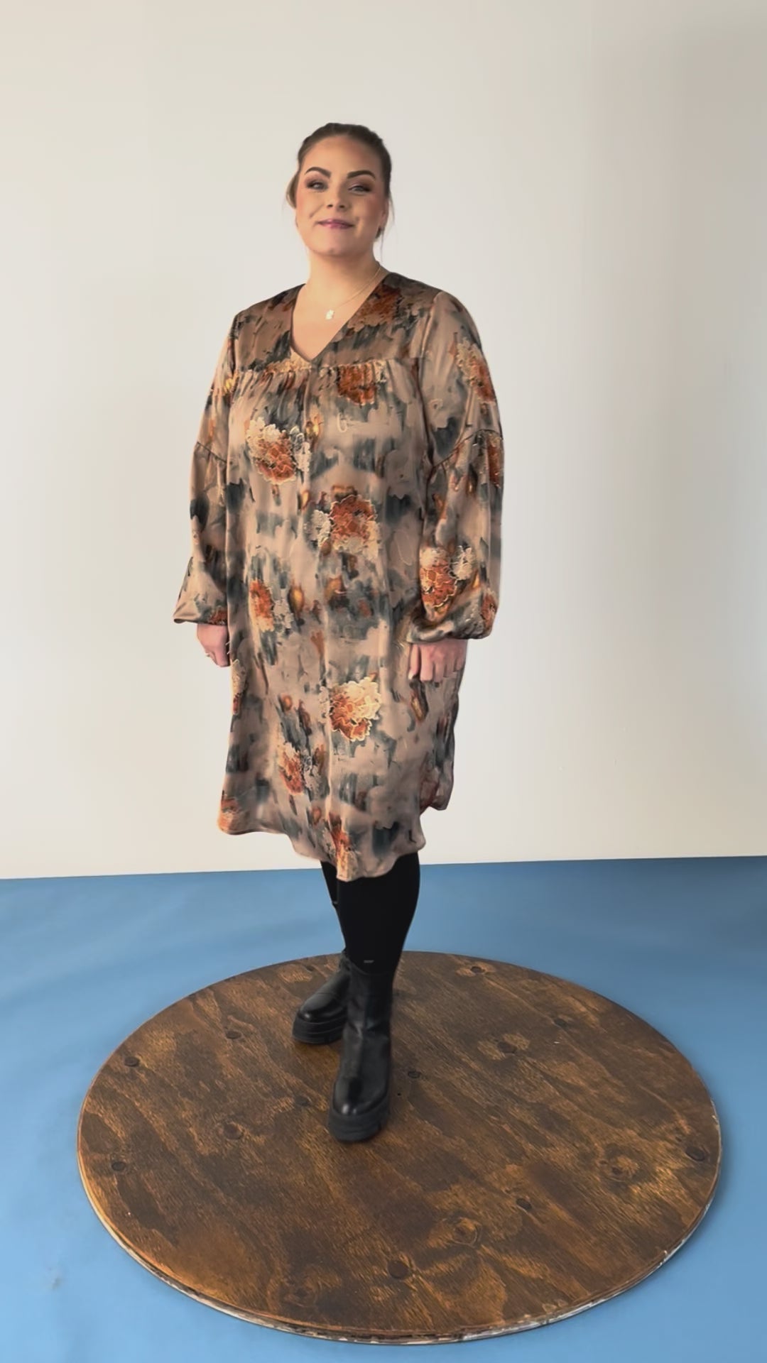 NO. 1 BY OX Elegant kjole med gulddetaljer Kjoler Warm sand w Apricot flowers and gold foil