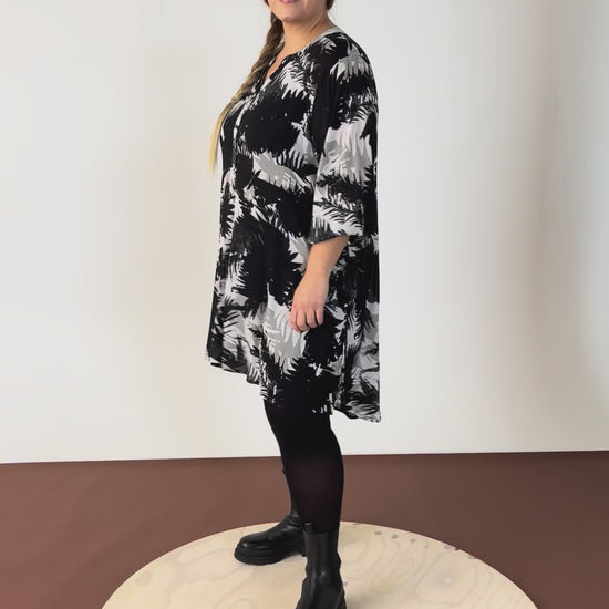 NO. 1 BY OX Kjole med 3/4 ærmer i viskose Kjoler White w Black/Grey flowers