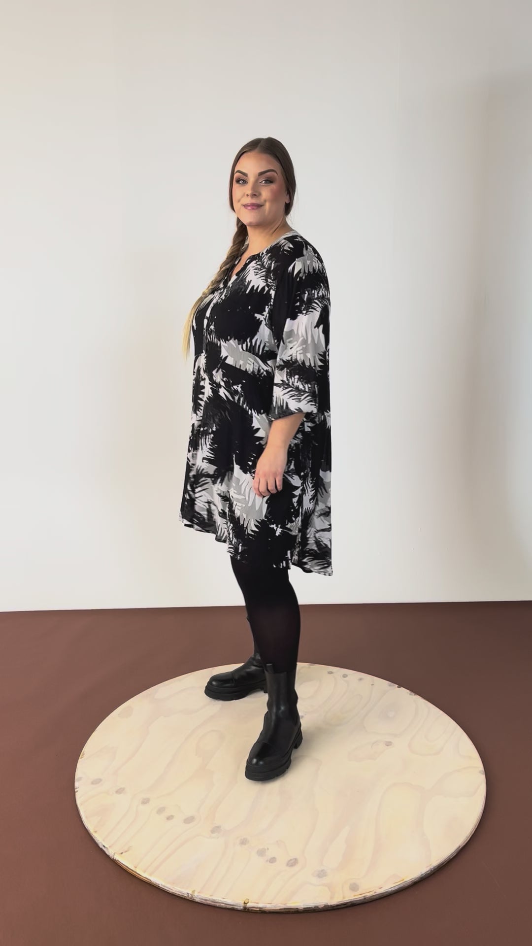 NO. 1 BY OX Kjole med 3/4 ærmer i viskose Kjoler White w Black/Grey flowers