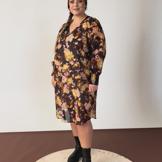 NO. 1 BY OX Elegant kjole i afdæmpede nuancer Kjoler Black w Cream Rose flowers