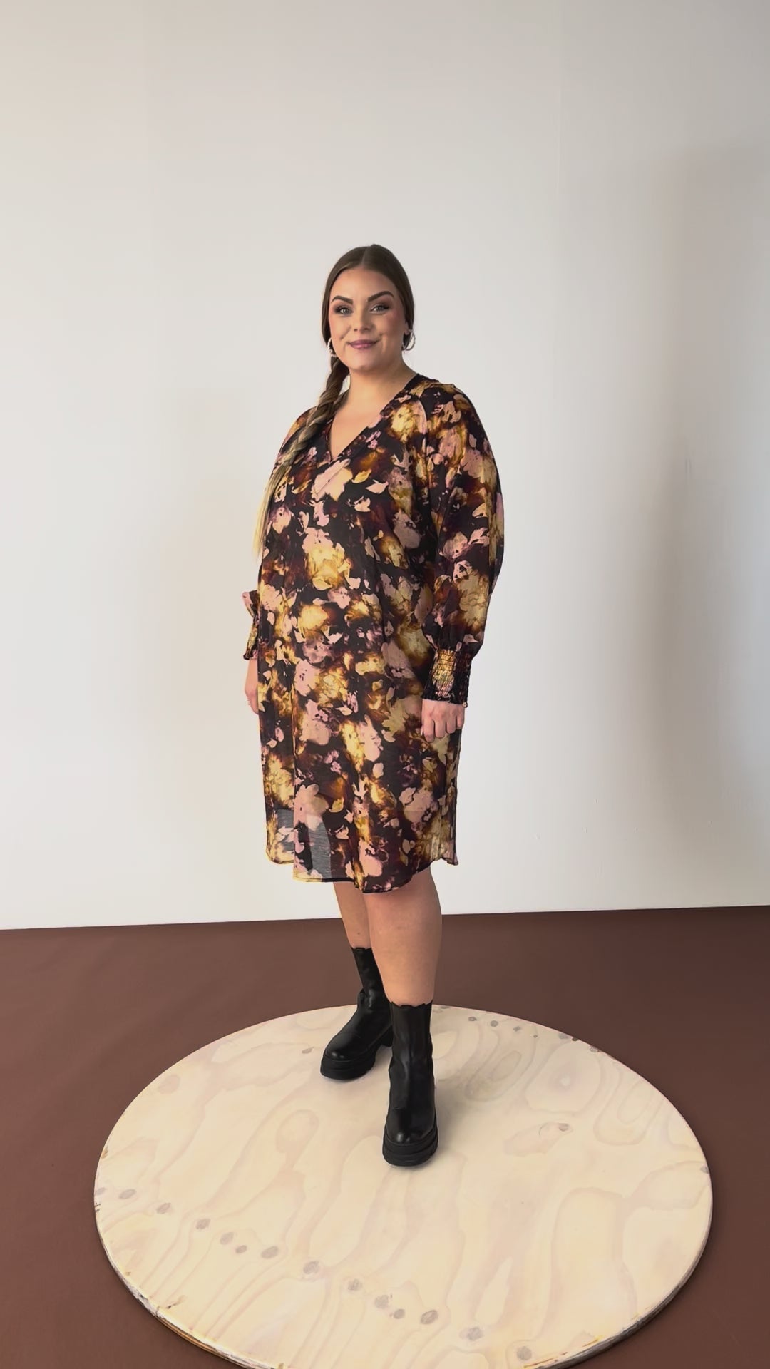 NO. 1 BY OX Elegant kjole i afdæmpede nuancer Kjoler Black w Cream Rose flowers