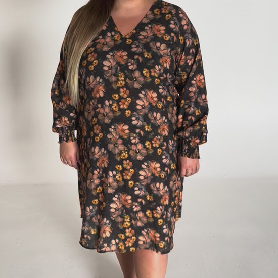NO. 1 BY OX Løs V-hals kjole med lange ærmer og smock manchetter Kjoler Black w Marmalade Rose flowers