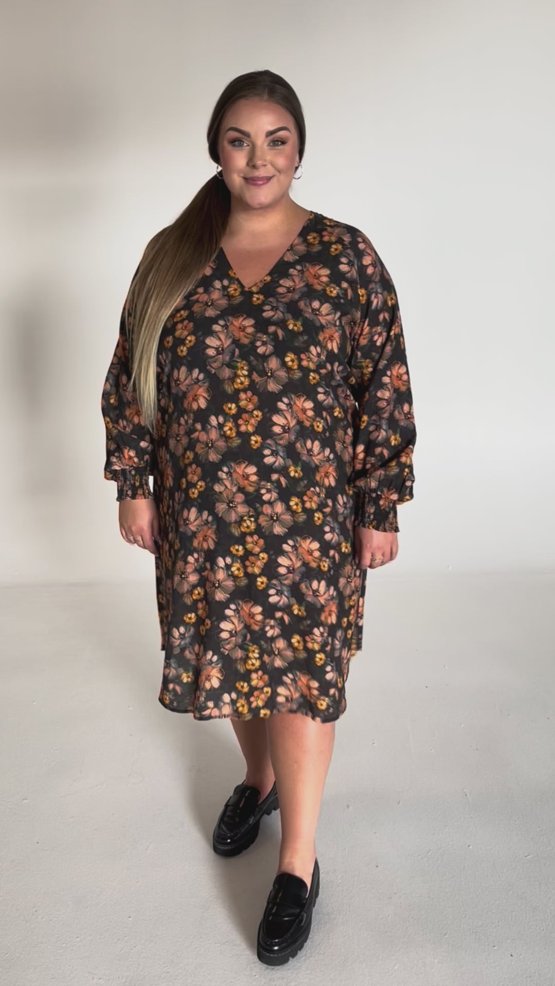 NO. 1 BY OX Løs V-hals kjole med lange ærmer og smock manchetter Kjoler Black w Marmalade Rose flowers