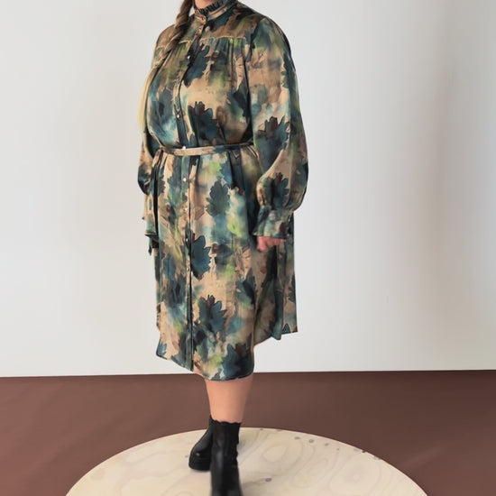 NO. 1 BY OX Feminin kjole med flæsedetaljer og bindebånd Kjoler Sand with Blue and Green watercolor flowers