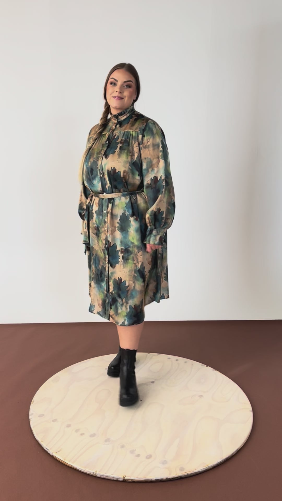 NO. 1 BY OX Feminin kjole med flæsedetaljer og bindebånd Kjoler Sand with Blue and Green watercolor flowers